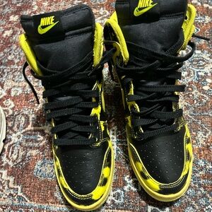 Nike Mens Black and Yellow Sneakers